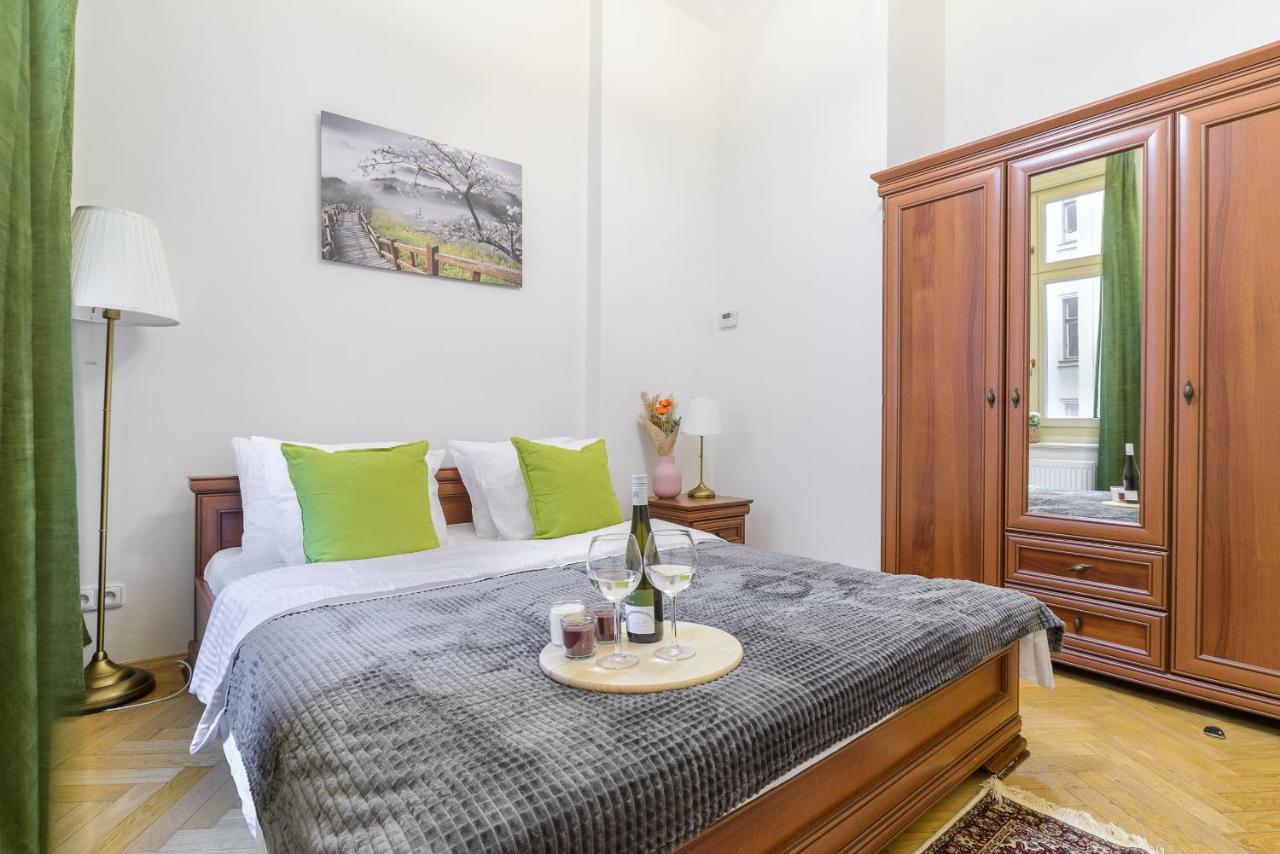 Superior Apartments Near Dlouha Street Прага Екстериор снимка